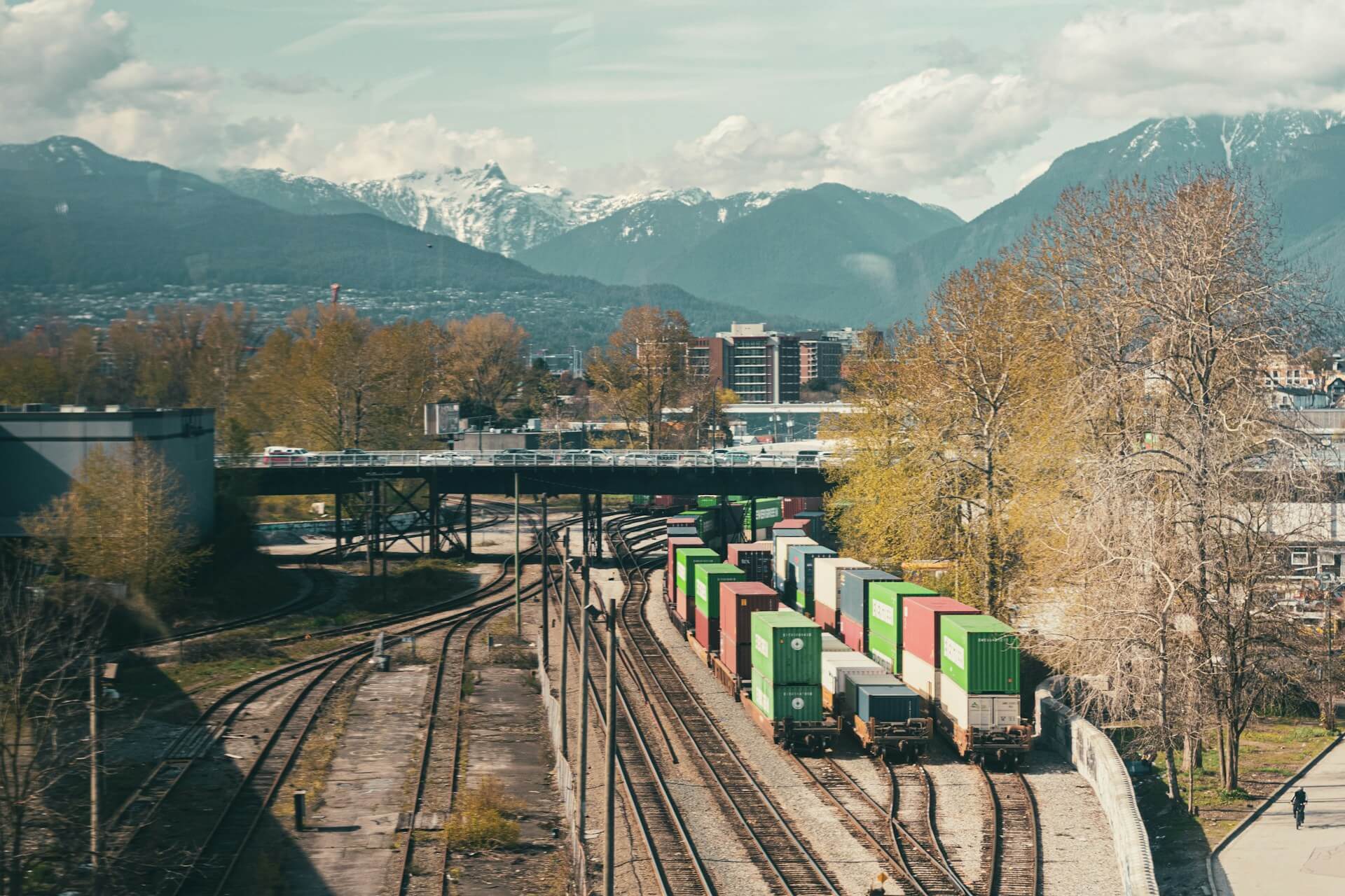 Air and Rail Demand Surges, Ocean Carrier Surcharges, and More Supply Chain News
